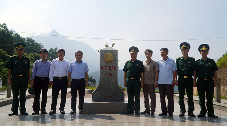 Đồng chí Bí thư Tỉnh ủy chụp ảnh lưu niệm cùng cán bộ, chiến sĩ tại cột mốc biên giới