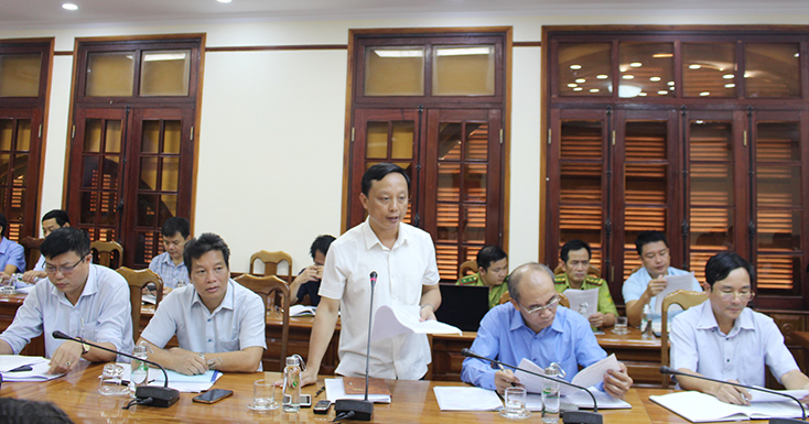Đại diện lãnh đạo Sở Nông nghiệp và PTNT báo cáo tiến độ xây dựng phương án quản lý rừng bền vững; đề án du lịch sinh thái, nghỉ dưỡng, giải trí của các chủ rừng.