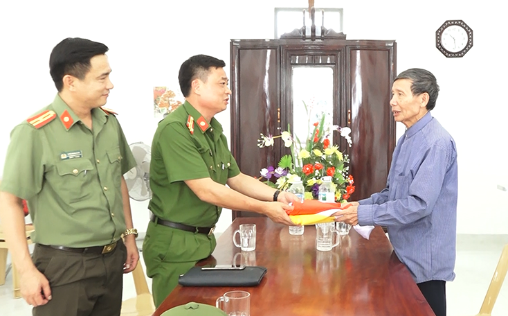 Công an TX. Ba Đồn đã quyên góp, ủng hộ gần 2.000 lá cờ Tổ quốc để trao tặng cho các địa phương nhằm hưởng ứng việc treo cờ Tổ quốc.