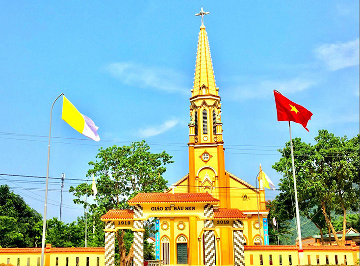  Cờ đỏ sao vàng tung bay tại giáo xứ Bàu Sen.