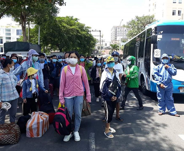 Người dân vui mừng được trở về quê sau nhiều ngày mắc kẹt tại Đà Nẵng do dịch bệnh Covid-19.