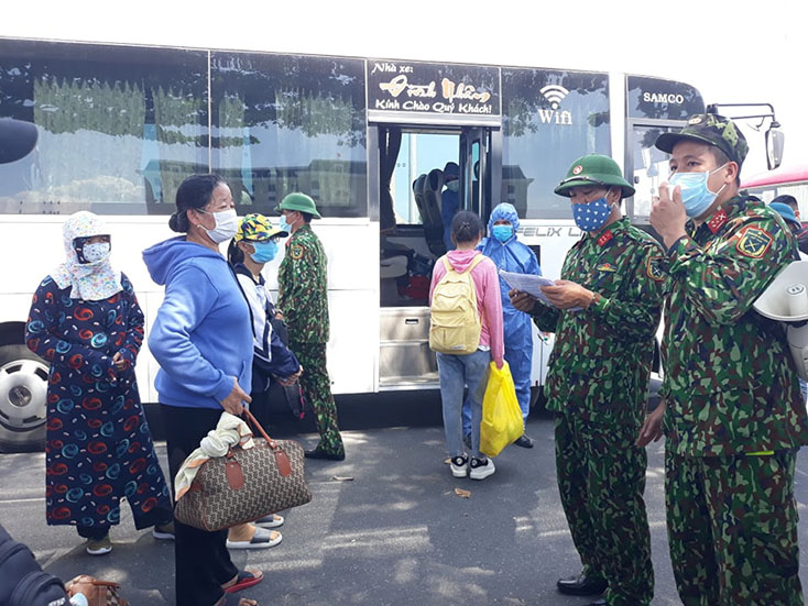 Lực lượng chức năng hướng dẫn người dân thực hiện 1 số nhiệm vụ nhằm bảo đảm công tác phòng chống dịch trong suốt qu