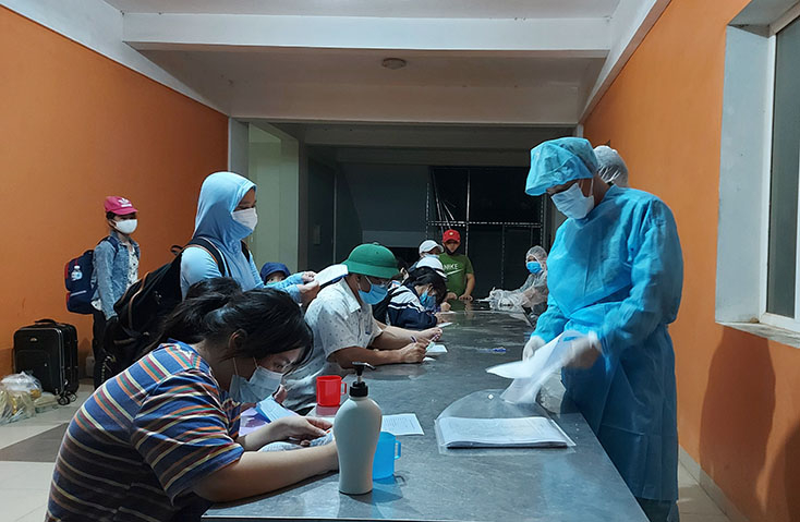 Người dân được hướng dẫn khai báo y tế trước khi được bố trí vào khu cách ly y tế tập trung.