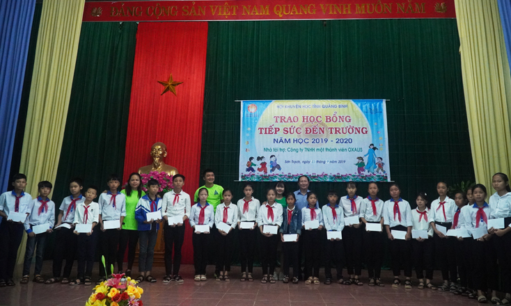 Các suất học bổng “Tiếp sức đến trường” được trao đã kịp thời động viên, khích lệ các em học sinh có hoàn cảnh đặc biệt khó khăn tự tin tựu trường vào năm học mới.