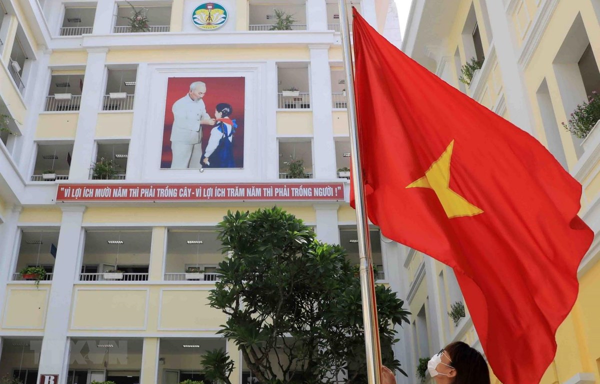 Cờ Tổ quốc tung bay, sẵn sàng chào đón học sinh bước vào một năm học mới. (Ảnh: Thanh Tùng/TTXVN)