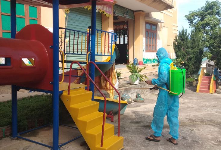   Các trường học trên địa bàn tổ chức làm vệ sinh, phun thuốc tiêu độc khử trùng phòng, chống dịch bệnh Covid-19, chuẩn bị cho năm học mới. 