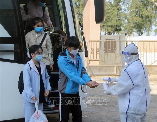  Sát khuẩn phòng dịch COVID-19. Ảnh: TTXVN