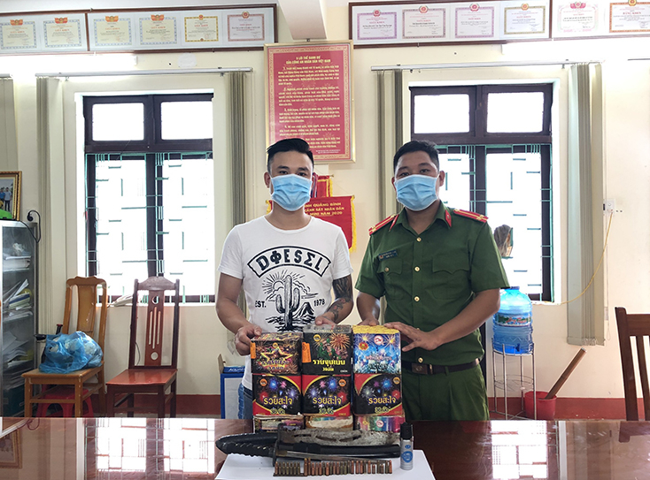  Người dân tự nguyện giao nộp 13kg pháo và nhiều loại hung khí nguy hiểm tại Công an TX. Ba Đồn.