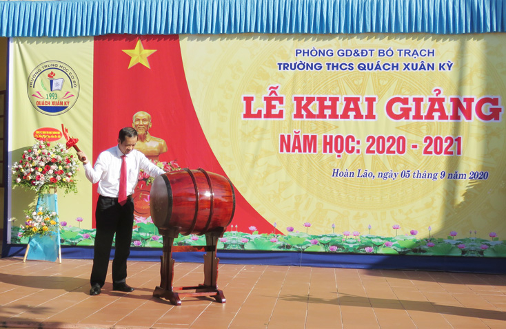 Đồng chí Chủ tịch UBND tỉnh đánh trống khai giảng năm học mới ... 