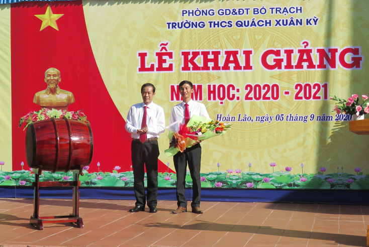 và tặng hoa chúc mừng thầy cô giáo và học sinh tại Trường THCS Quách Xuân Kỳ.