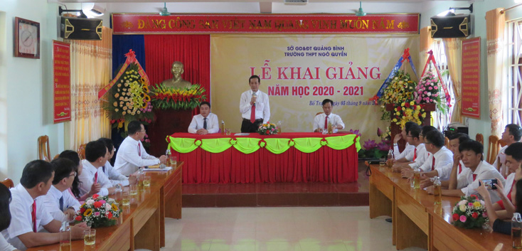 Đồng chí Chủ tịch UBND tỉnh nói chuyện với đội ngũ cán bộ, giáo viên, nhân viên ...