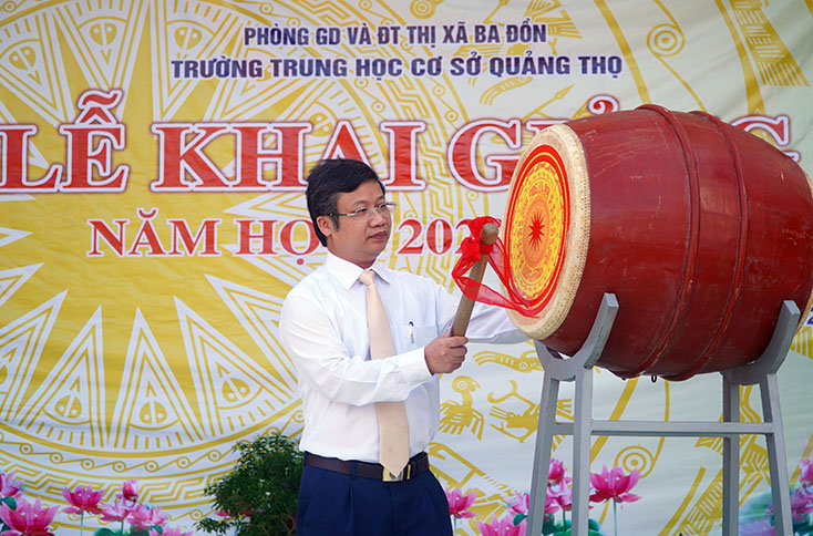 Đồng chí Cao Văn Định Ủy viên Ban Thường vụ, Trưởng Ban Tuyên giáo Tỉnh ủy đánh trống khai trường tại Trường THCS Quảng Thọ
