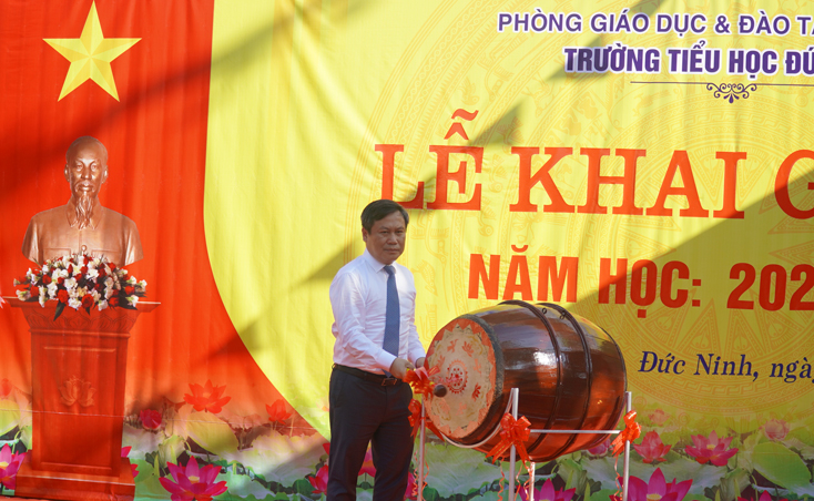 Đồng chí Vũ Đại Thắng, Ủy viên dự khuyết Ban Chấp hành Trung ương Đảng, Bí thư Tỉnh ủy đánh trống khai trường tại Trường tiểu học Đức Ninh.