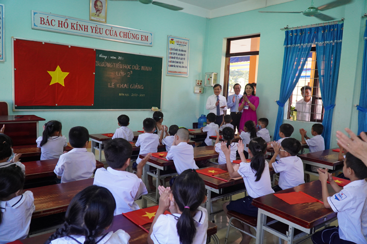 Đồng chí Bí thư Tỉnh ủy Vũ Đại Thắng thăm hỏi, động viên học sinh các khối lớp 2-5 dự khai giảng tại lớp.