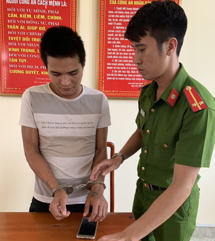Đối tượng Ngô Sỹ Hùng cùng tang vật vụ cướp giật tại cơ quan Công an.