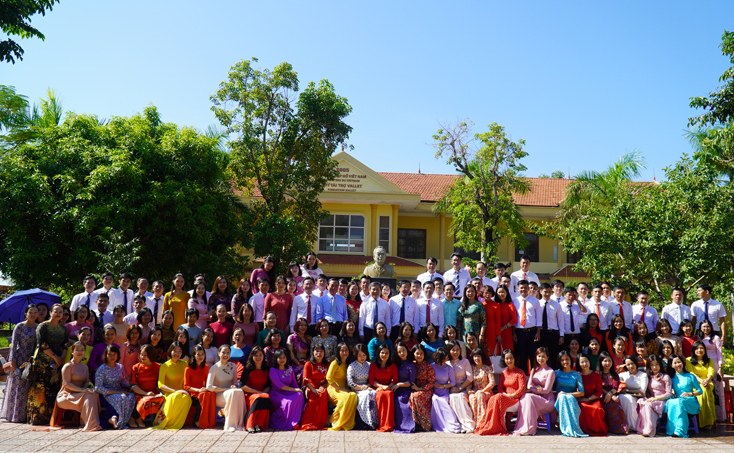 Đồng chí Bí thư Tỉnh ủy cùng đoàn công tác chụp ảnh lưu niệm cùng tập thể sư phạm Trường THPT chuyên Võ Nguyên Giáp tại khu tưởng niệm Đại tướng Võ Nguyên Giáp.