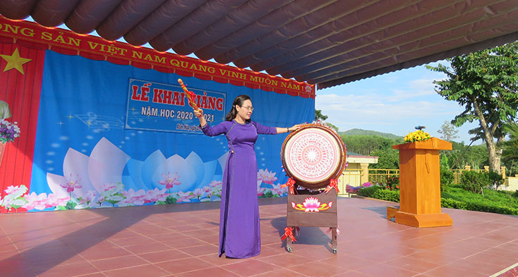Đồng chí Phạm Thị Hân đánh trống khai trường.