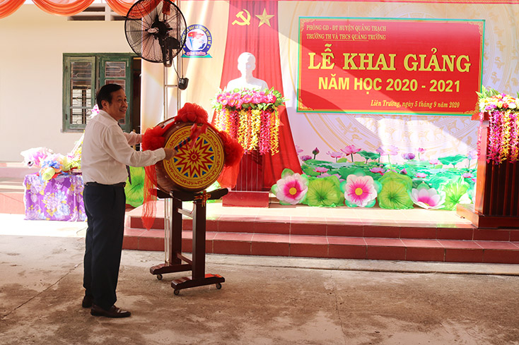 Đồng chí Nguyễn Xuân Quang, Ủy viên Ban Thường vụ Tỉnh ủy, Phó Chủ tịch Thường trực UBND tỉnh đánh trống khai giảng năm học mới tại Trường tiểu học và THCS Quảng Trường, huyện Quảng Trạch