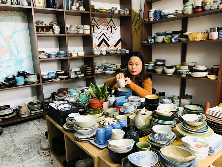   Tiệm gốm của Kim Ngân trên đường Dương Văn An (TP. Đồng Hới).