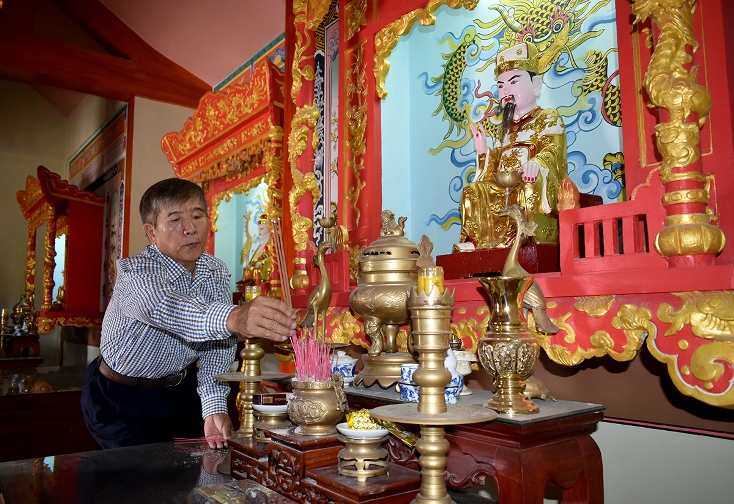    Ông Đào Hữu Khuyến, Trưởng tộc họ Đào Hữu thắp hương cho tổ tiên tại đình làng Trung Nghĩa. 