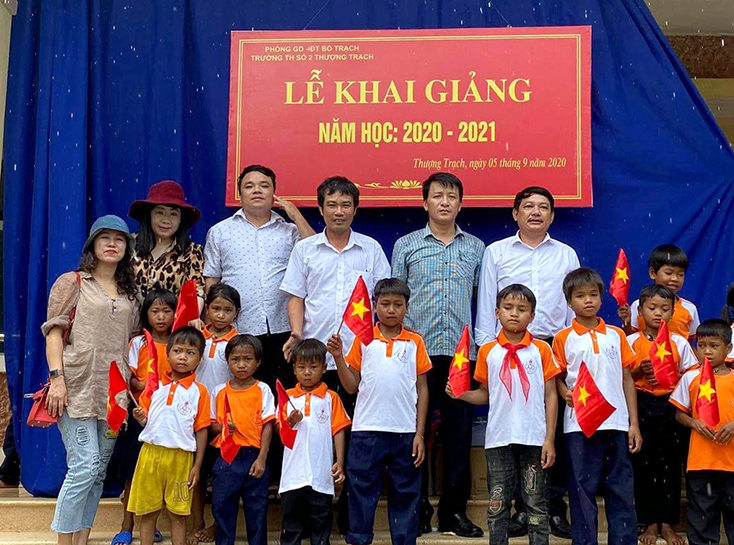 Nhóm thiện nguyện tặng quà học sinh tại điểm trường chính ở bản Cờ đỏ.