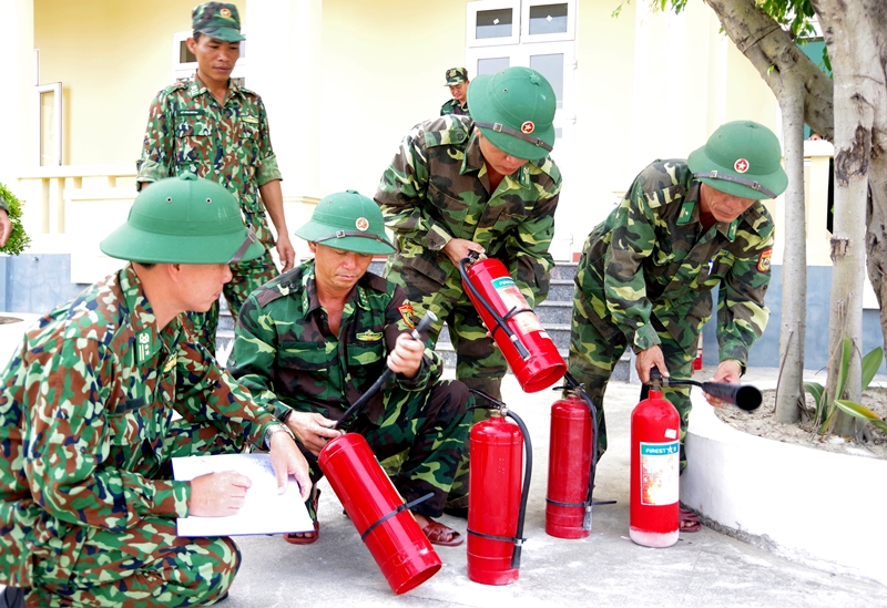 Cán bộ tập huấn chia tổ thực hành các phương pháp, kỹ thuật sử dụng thiết bị phòng cháy, chữa cháy. 
