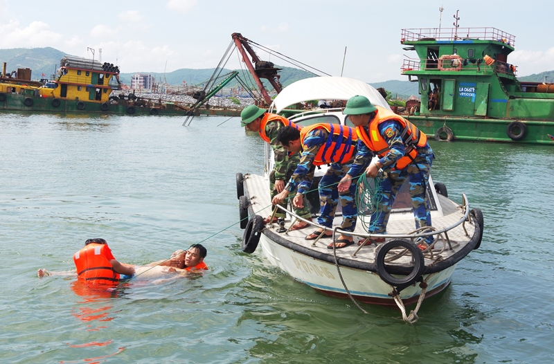   Thực hành phương án tiếp cận, cách ném phao và đưa người bị nạn trên biển vào bờ.
