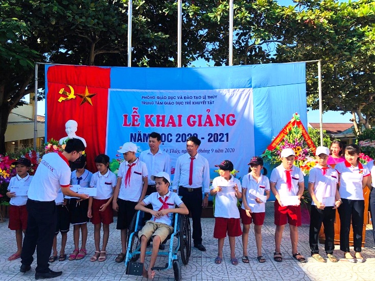 Agribank chi nhánh Lệ Thủy trao học bổng cho học sinh Trung tâm giáo dục trẻ khuyết tật Lệ Thủy.