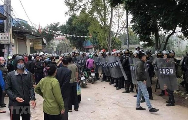 Lực lượng chức năng bảo vệ hiện trường nơi xảy ra vụ việc. (Nguồn: TTXVN phát)