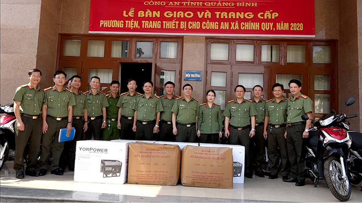 Lễ bàn giao trang thiết bị, phương tiện phục vụ công tác cho lực lượng Công an xã chính quy.