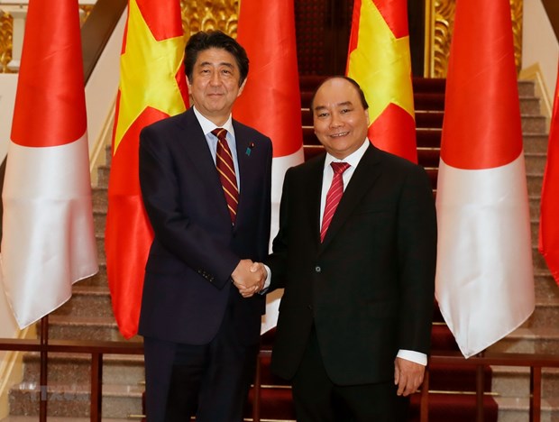  Thủ tướng Nguyễn Xuân Phúc và Thủ tướng Nhật Bản Abe Shinzo trong một cuộc gặp. (Ảnh: Thống Nhất/TTXVN)