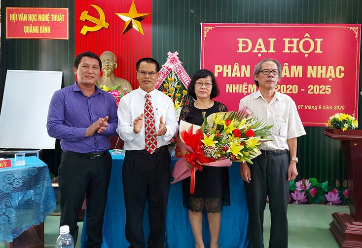 Ban chấp hành nhiệm kỳ mới ra mắt đại hội.
