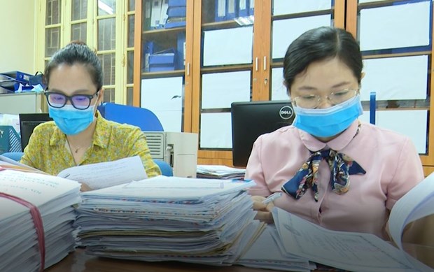  Cán bộ Đại học Thủy lợi xử lý hồ sơ xét tuyển đại học vào trường năm 2020. (Ảnh: PV/Vietnam+)