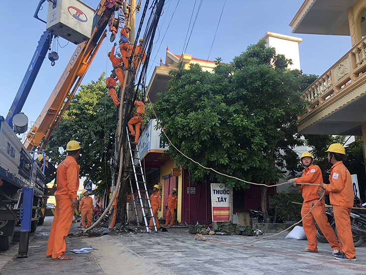 Cán bộ kỹ thuật, công nhân Điện lực Đồng Hới nhanh chóng tiếp cận hiện trường, triển khai phương án khắc phục sự cố.