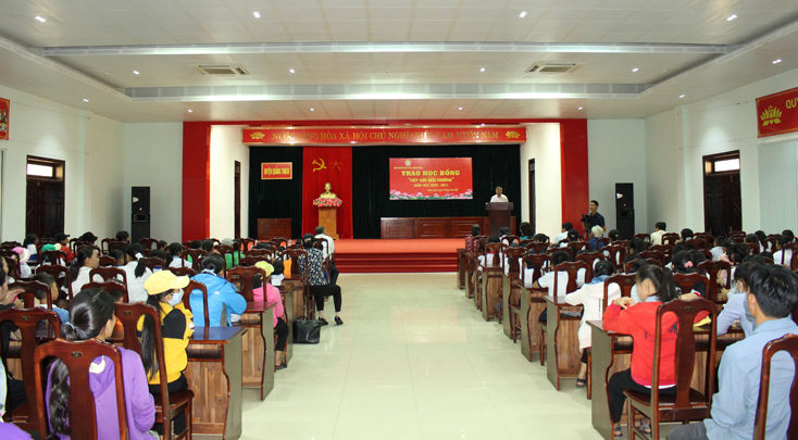 Đông đủ phụ huynh, học sinh dự lễ trao học bổng “Tiếp sức tới trường” năm học 2020-2021.