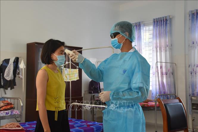  Theo dõi sức khoẻ người dân trong khu cách ly phòng dịch COVID-19. Ảnh: TTXVN.