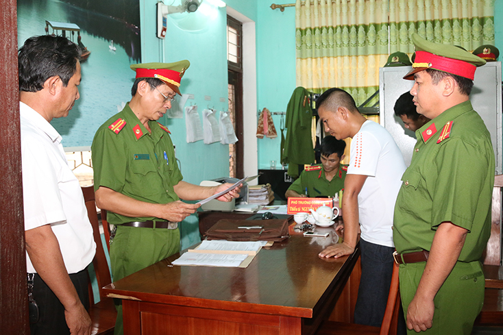 Tống đạt quyết định khởi tố bị can và lệnh tạm giam 3 tháng đối với Phan Sỹ Quốc