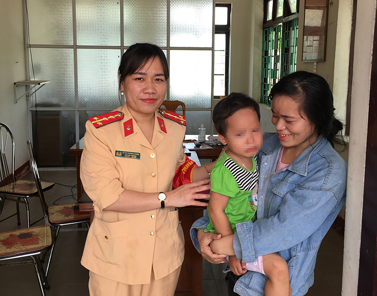 Công an TX. Ba Đồn đã bàn giao cháu bé bị thất lạc cho mẹ.