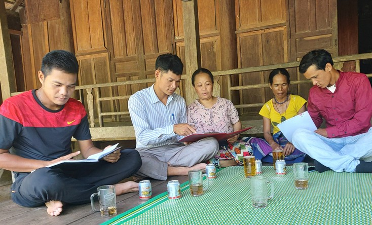   Ông Hoàng Lý (người ngồi thứ 2 từ trái qua) cùng cán bộ xã Lâm Thủy đang tuyên truyền pháp luật cho người dân trên địa bàn.