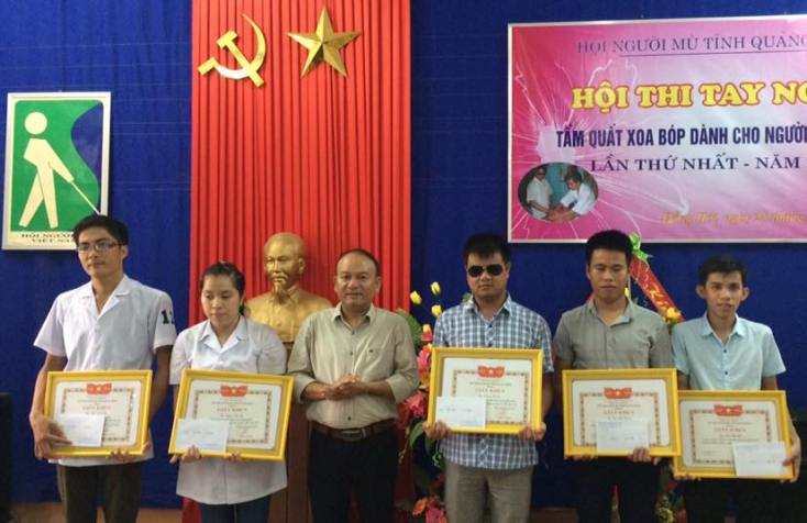 Để nâng cao tay nghề, tạo công ăn việc làm cho hội viên, hàng năm, Hội Người mù tỉnh đều tổ chức hội thi tay nghề cho các hội viên.