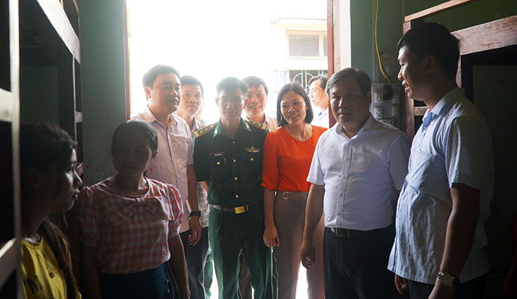 Đồng chí Bí thư Tỉnh ủy thăm nhà nội trú và bếp ăn của các em học sinh Trường phổ thông dân tộc nội trú huyện Bố Trạch