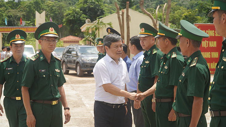 Đồng chí Bí thư Tỉnh ủy thăm Đồn Biên phòng Cà Roòng