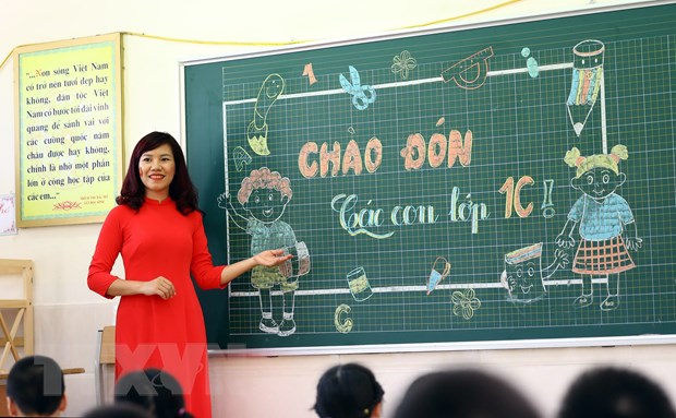  Tiết học đầu tiên của khối lớp 1 trường Tiểu học Trung Yên (quận Cầu Giấy). (Ảnh: Huy Hùng/TTXVN)