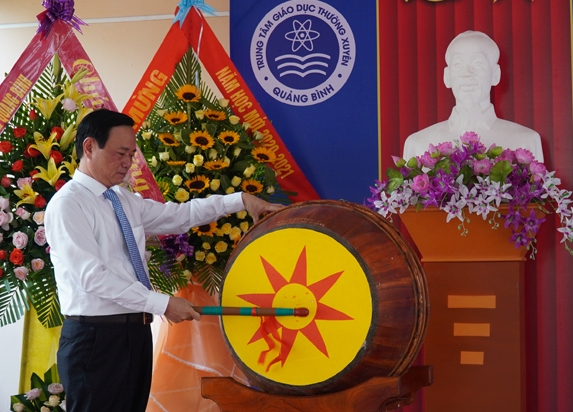 Đồng chí Đinh Quý Nhân, Tỉnh ủy viên, Giám đốc Sở Giáo dục và Đào tạo đánh trống khai giảng năm học mới 2020-2021 tại Trung tâm GDTX tỉnh.
