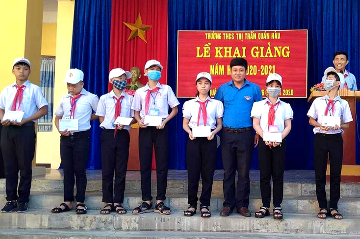 Các phần quà được trao cho học sinh nghèo vượt kho