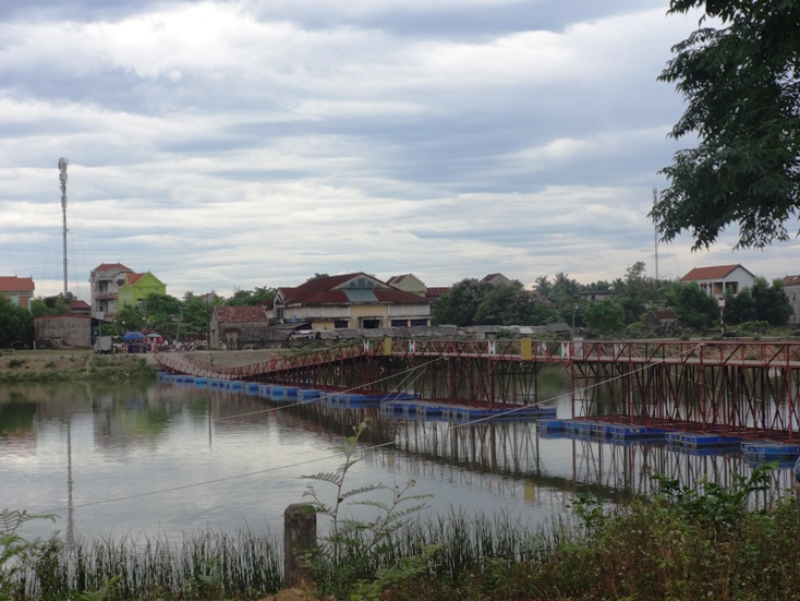    Cầu phao nối Mỹ Trạch (Mỹ Thủy)-Xuân Bồ (Xuân Thủy) trên dòng Kiến Giang. 