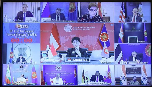 Bộ trưởng, Thứ trưởng Ngoại giao các nước, Tổng Thư ký ASEAN dự Hội nghị trực tuyến Bộ trưởng Ngoại giao Cấp cao Đông Á lần thứ 10. (Ảnh: Lâm Khánh/TTXVN)