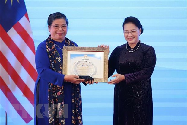  Chủ tịch Quốc hội Nguyễn Thị Kim Ngân, Chủ tịch AIPA 41 trao giải thưởng vì sự cống hiến xuất sắc AIPA cho Phó Chủ tịch Thường trực Quốc hội Tòng Thị Phóng, Trưởng ban Tổ chức AIPA 41, Trưởng đoàn đại biểu Quốc hội Việt Nam tại AIPA. (Ảnh: Dương Giang/TTXVN)