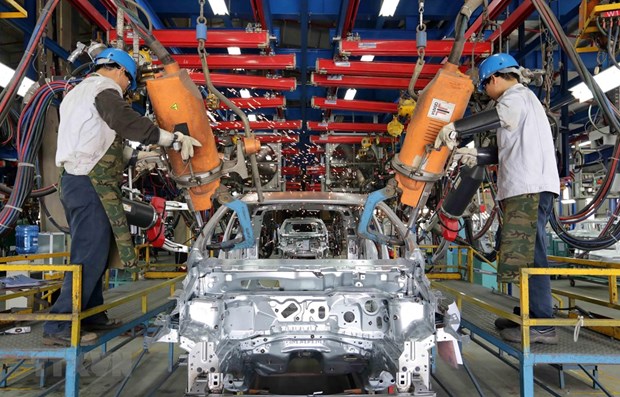 Sản xuất ôtô tại nhà máy của Công ty Ford Việt Nam (liên doanh giữa Tập đoàn ôtô Ford của Hoa Kỳ và Công ty Diesel Sông Công). (Ảnh: Trần Việt/TTXVN)
