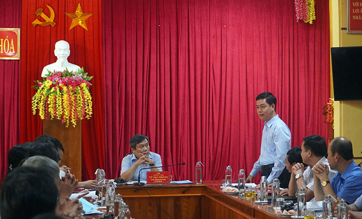 Đồng chí Lê Công Hữu, Tỉnh ủy viên, Bí thư Huyện ủy Tuyên Hóa báo cáo kết quả thực hiện nhiệm vụ 8 tháng năm 2020 với đồng chí Bí thư Tỉnh ủy và đoàn công tác     